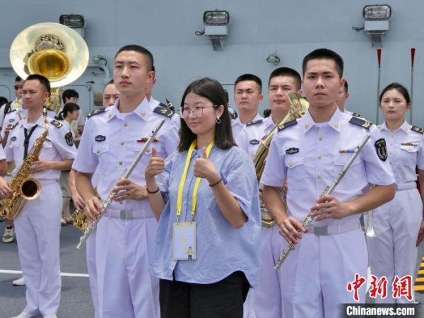 盘盘赢 特写：香港民众争睹海军航母编队真容_大皖新闻 | 安徽网